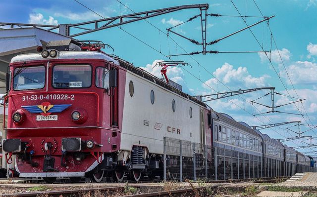 Circulația trenurilor de călători spre litoral, perturbată între Fetești și Cernavodă