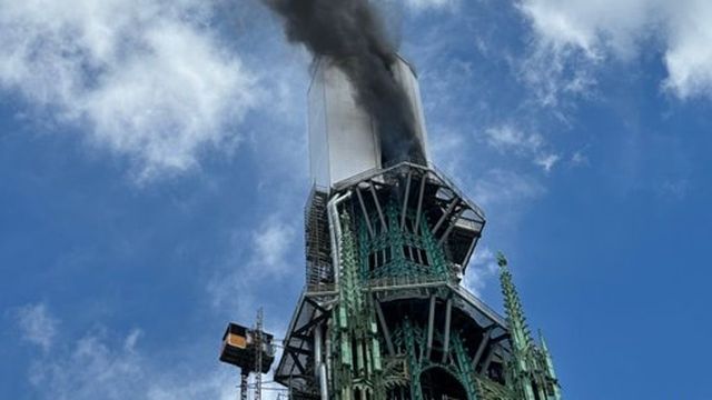 Un incendio hace peligrar la aguja de la catedral de Rouen