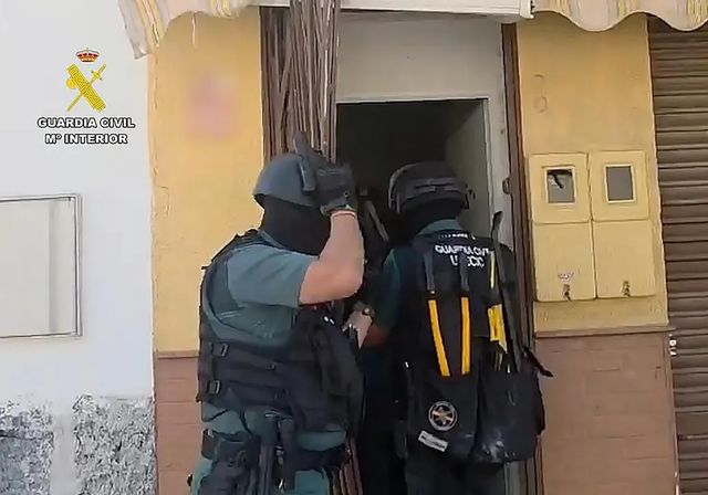 La Guardia Civil libera en Alicante a dos mujeres y detiene a un matrimonio por explotación sexual