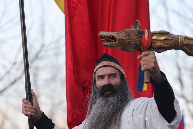 Fanii lui Călin Georgescu protestează la DIICOT, în așteptarea idolului lor