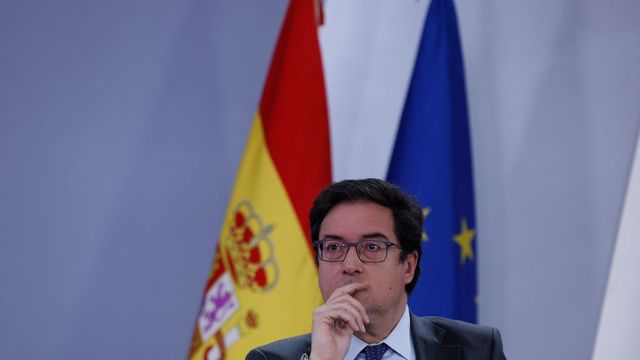 El Gobierno aprueba la subida salarial del 2,5% de los funcionarios para ingresarla este mes