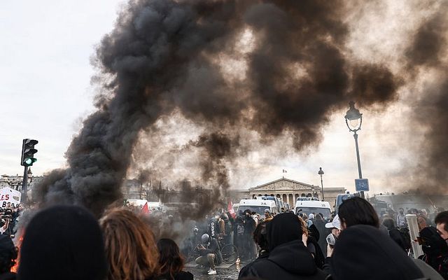 Поредна вечер на протести и сблъсъци в Париж заради пенсионната реформа