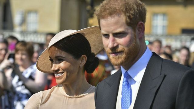 Harry și Meghan au făcut publice fotografii rare cu copiii lor pe felicitarea de Crăciun