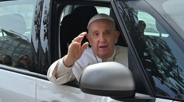 Papa Francesco in ospedale, il Pontefice è al Policlinico Gemelli per una visita di controllo