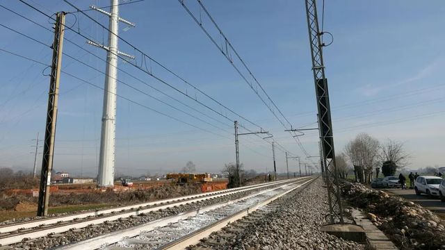 Treno merci urta ragazzino che attraversa binari nel Bolognese, ferito
