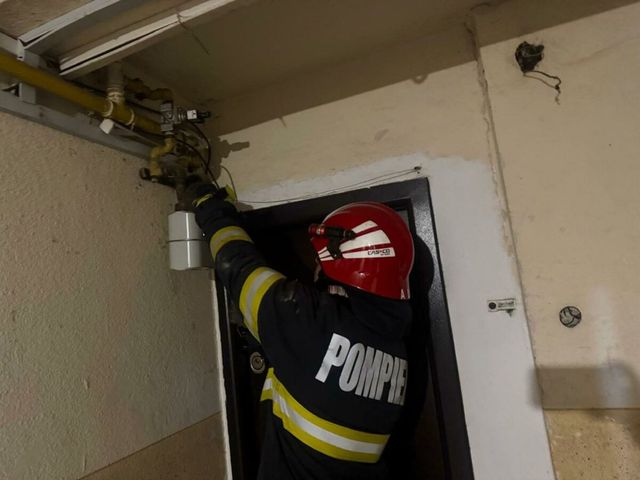 Pompierii au evacuat locatari ai unui bloc din București după ce o țeavă de gaze a fost avariată