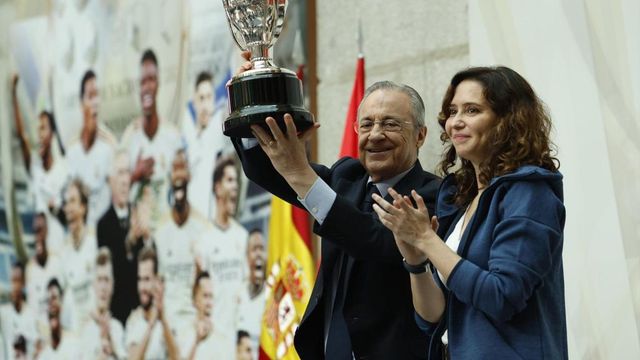 El Real Madrid celebra su título liguero por las calles de la capital