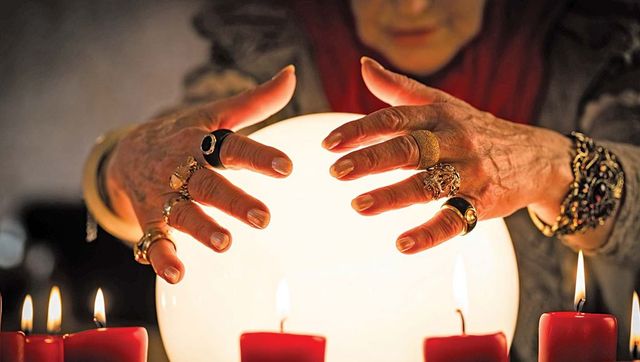 Înșelăciune cu farmece și dezlegări în Hunedoara. Femeie, reținută după ce ar fi păgubit victima cu 25.000 €