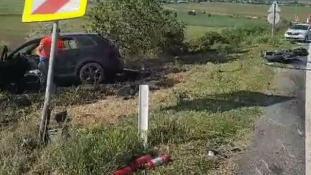 Trei persoane au murit după ce două motociclete și o mașină s-au izbit și au luat foc pe un drum din Vaslui