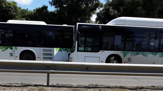 Два автобуса се удариха в София, има пострадали