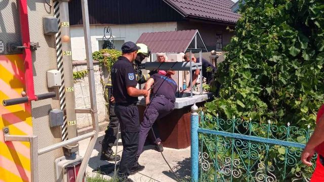 Un bărbat din raionul Căuleni, salvat de pompieri după ce a căzut într-o fântână cu apă