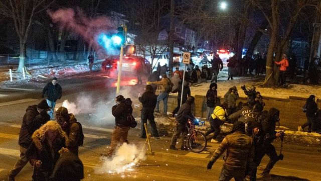 Ancora tensioni a Minneapolis, un agente spara e ferisce un immigrato