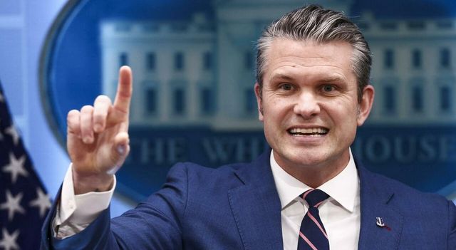 Hegseth cita Pulp Fiction credendolo la Bibbia durante una preghiera al Pentagono