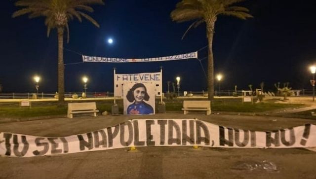 Anna Frank con la maglia del Napoli, il folle striscione a Mondragone