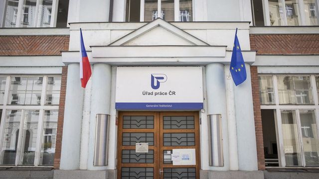 Nezaměstnanost v Česku klesla v dubnu na 4,9 procenta, volných míst mírně přibylo