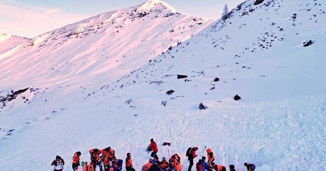 Tři Češi zahynuli po pádu laviny v Alpách