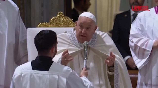 Il Papa battezza ventuno bambini nella Cappella Sistina