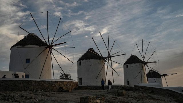 Grecia, dal 2025 tassa di 20 euro per i crocieristi che sbarcano a Mykonos e Santorini