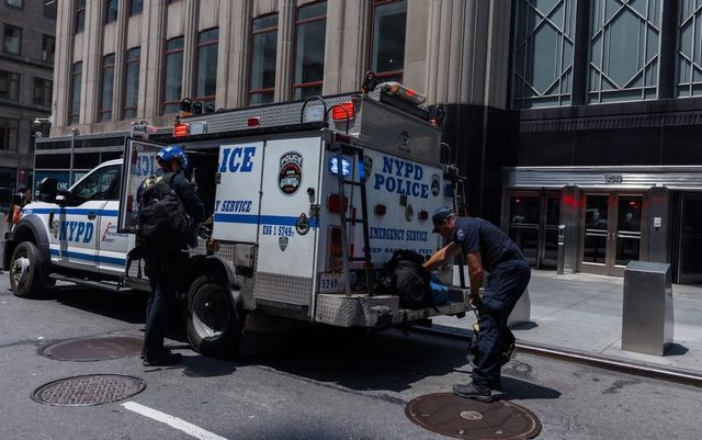 New York, donna uccisa dalla polizia a Times Square dopo aver accoltellato due persone