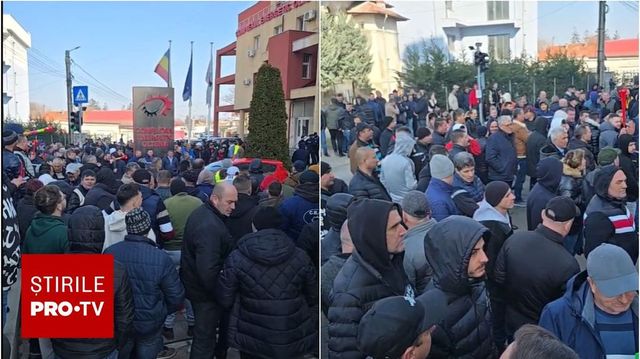 Angajați ai Complexului Energetic Oltenia, protest în fața sediului companiei din Târgu Jiu