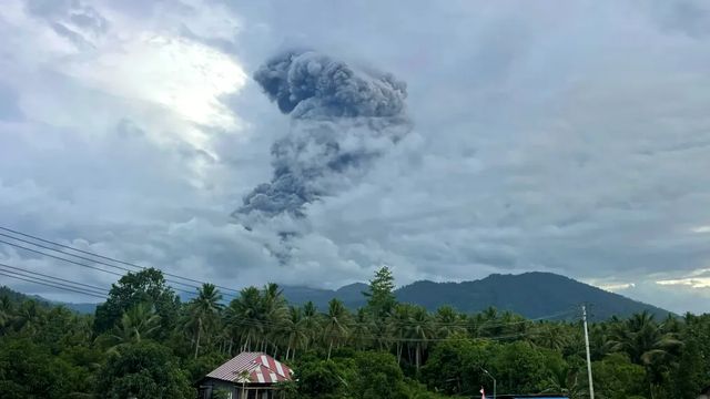 Trei turiști au murit și alți 10 sunt dispăruți după erupția unui vulcan din Indonezia