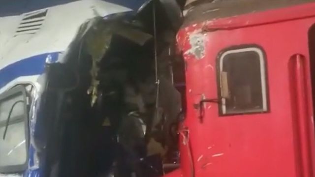 Accident feroviar grav la Galați. O locomotivă a lovit un tren de călători