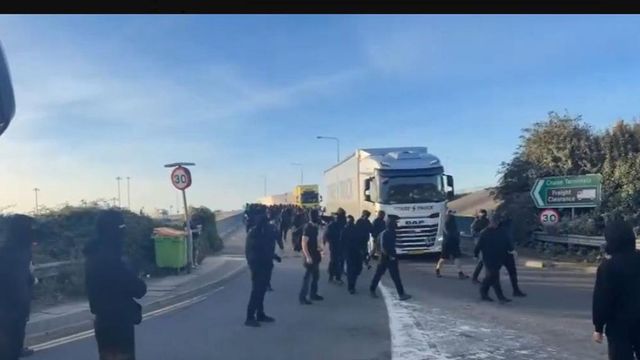 Dover port protest blocks roads as anti-immigration demonstrators halt traffic