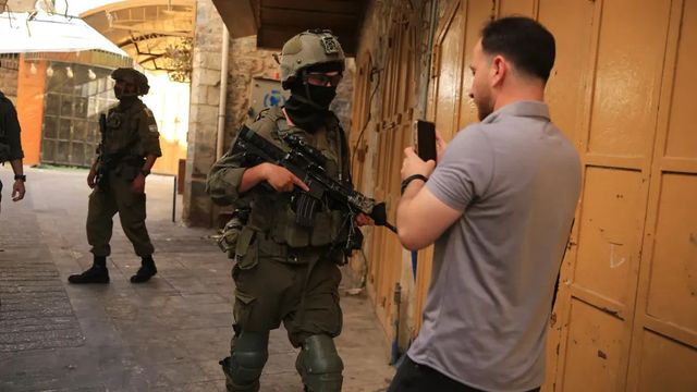 Colonos israelíes incendian dos mezquitas en Cisjordania