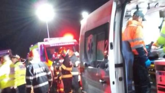 Un adolescent de 16 ani a murit și alți doi au fost răniți într-un accident rutier. Băieții mergeau cu viteză mare în Vâlcea