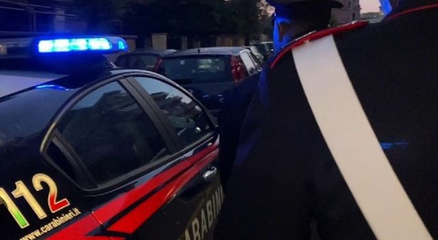 Guardia giurata trova un gruppo ladri nella casa del vicino e spara: uno è gravissimo