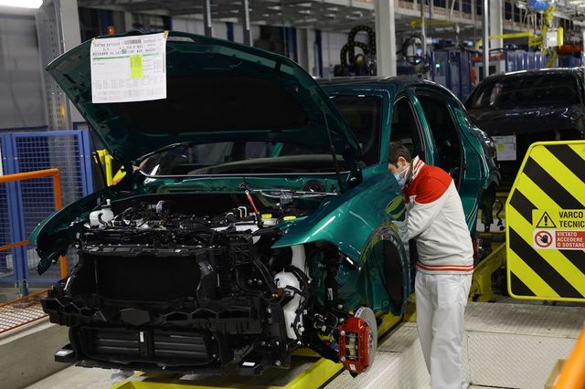 Auto, immatricolazioni -5,86% a gennaio in Italia. Stellantis -15,8%