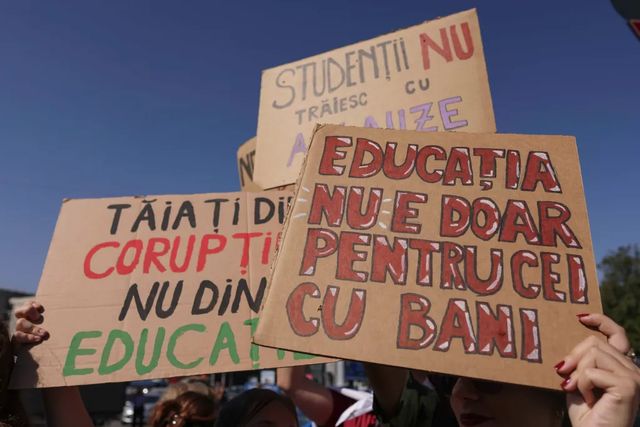 Sindicaliștii din Educație protestează în fața Palatului Parlamentului