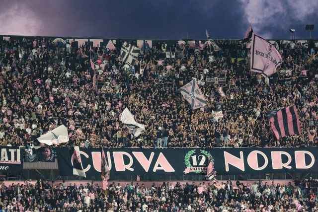 Petardi e maxi rissa, caos e paura in Palermo-Catanzaro
