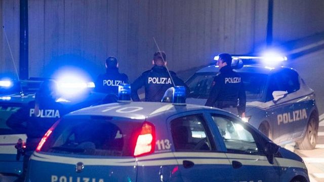 Auto in fuga provoca incidente, morti una coppia e il figlio