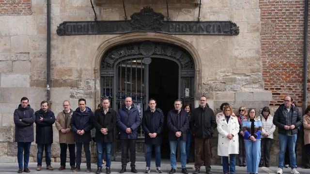 Olivenza guarda un minuto de silencio en memoria de las víctimas del terrorismo