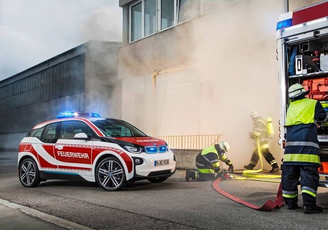 Así se adaptan los coches para ser un vehículo policial