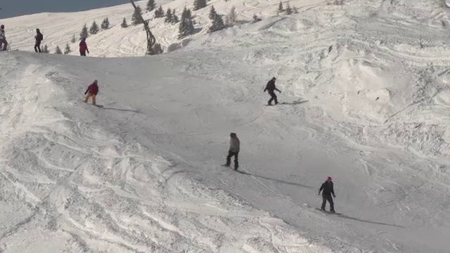 Femeie lesinata pe partie la Predeal, lovita violent de o alta sanie in ziua de Craciun