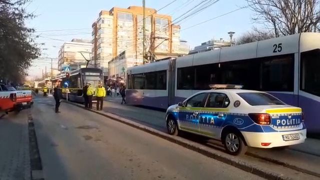 Un bărbat a murit după ce s-a prins de un tramvai aflat în mers și a căzut sub roțile lui