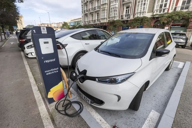 El nuevo plan de ayudas a la compra de eléctricos sigue sin aplicarse y ralentiza las ventas