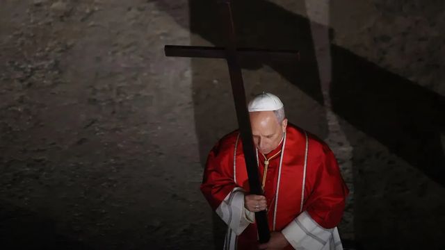 El Papa León XIV clama contra la guerra y el abuso de poder en su primer Via Crucis