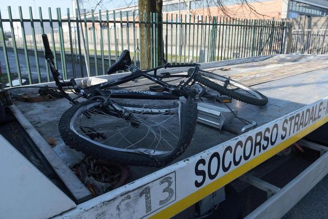 Muore un ragazzo di 15 anni investito in bici sulle strisce pedonali