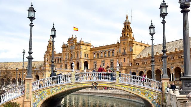 El alcalde de Sevilla desata la polémica al proponer cerrar la Plaza de España y cobrar entrada a los turistas