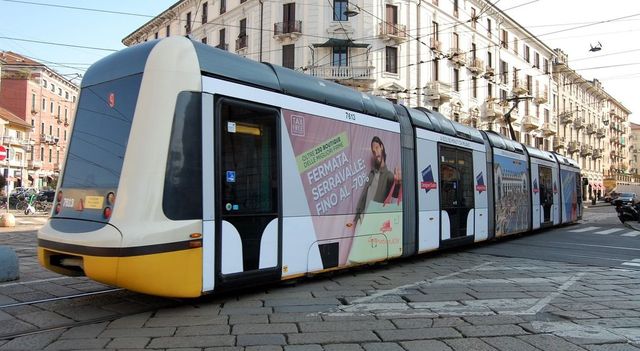 Deraglia tram a Milano e investe alcune persone