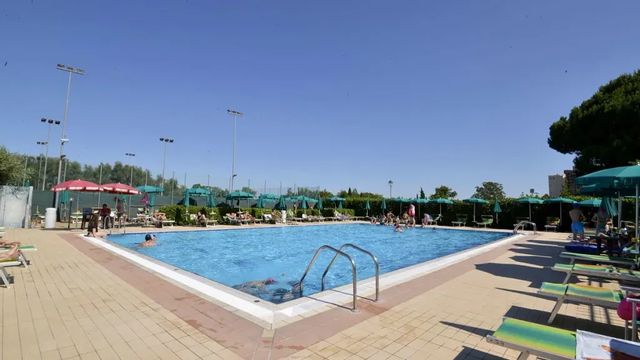 Imola, bambina di 5 anni annega nella piscina di un hotel