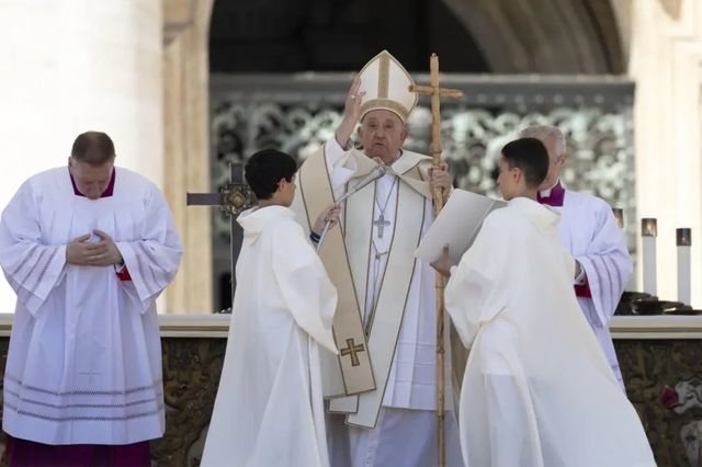 El Papa, reacio a admitir candidatos abiertamente homosexuales en los seminarios porque ya hay “mucho mariconeo”