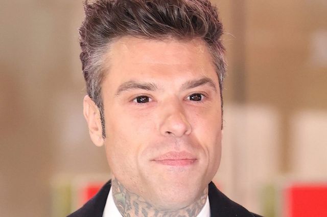 Perché Fedez ha gli occhi neri e le pupille dilatate a Sanremo 2025: il significato del look