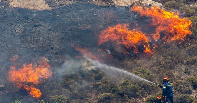 Pompierii români aflați în Grecia acționează pentru stingerea unui incendiu de vegetație uscată