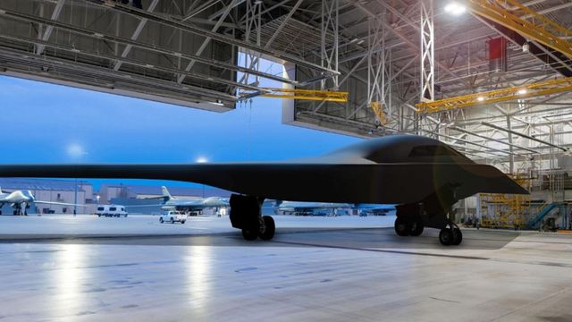 Cum arata bombardierul invizibil american B-21, avionul de 700 de milioane de dolari ce poate zbura fara echipaj