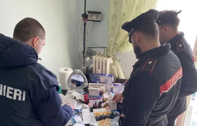 Proceduri estetice ilegale, efectuate de o moldoveancă, descoperite într-un apartament din Italia