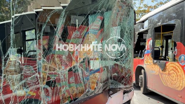 Два автобуса се сблъскаха челно в Пловдив